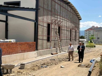 Başkan Kavaklıgil, Tosya D&uuml;ğ&uuml;n Salonu&rsquo;daki &ccedil;alışmaları inceledi
