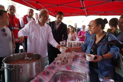 Başkan Kocag&ouml;z aşure bereketini vatandaşlarla paylaştı
