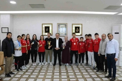 Başkan Koloğlu, Dünya ve Avrupa Şampiyonu haltercileri ağırladı
