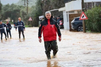Başkan Mandalinci su taşkınlarının yaşandığı Kızılağa&ccedil;&rsquo;ta incelemelerde bulundu
