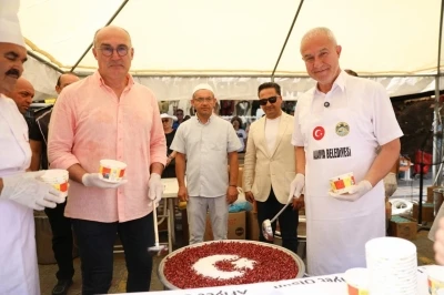 Başkan &Ouml;z&ccedil;elik kazanın başına ge&ccedil;ip vatandaşlara aşure ikram etti
