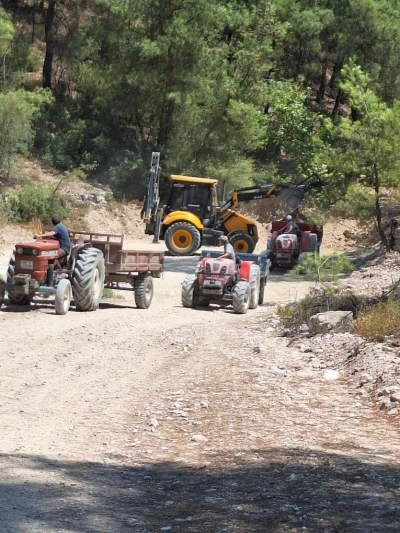 Başkan Özel’den incir üreticisine yol desteği

