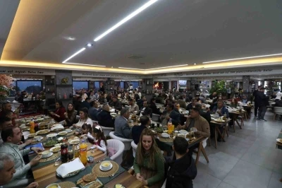 Başkan &Ouml;zel, muhtarlarla iftarda bir araya geldi
