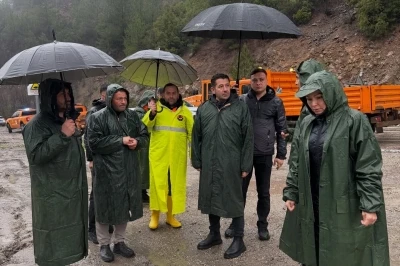 Başkan &Ouml;zen&rsquo;den heyelan uyarısı: "Zorunlu olmadık&ccedil;a yola &ccedil;ıkmayın"
