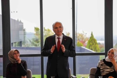 Başkan Özlü’den gençlere: &quot;Kendiniz olun&quot;
