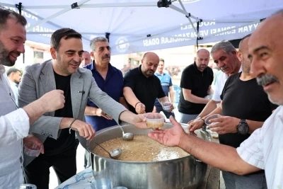 Başkan &Ouml;zl&uuml;&rsquo;den pazar esnafına aşure ikramı
