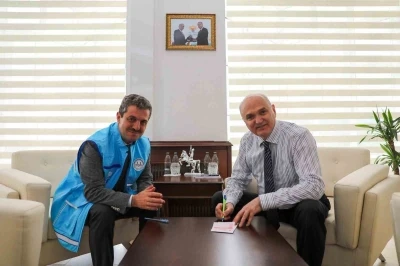 Başkan &Ouml;zl&uuml;, kurbanını bağışladı
