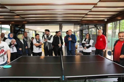 Başkan &Ouml;zl&uuml; Kusursuz kafenin &ouml;zel &ccedil;alışanlarıyla masa tenisi oynadı
