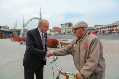 Başkan &Ouml;zl&uuml; sahada vatandaşın talep ve sorunlarını yerinde dinliyor
