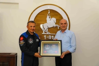 Başkan &Ouml;zl&uuml;, T&uuml;rkiye&rsquo;nin ilk astronotunu ağırladı
