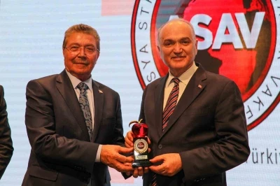 Başkan &Ouml;zl&uuml;&rsquo;ye &lsquo;Kızıl Elma&rsquo; &Ouml;d&uuml;l&uuml;
