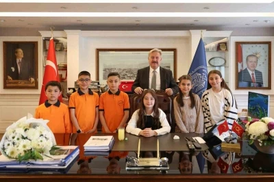 Başkan Palancıoğlu, koltuğunu k&uuml;&ccedil;&uuml;k Toprak&rsquo;a bıraktı
