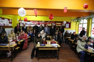 Başkan Palancıoğlu, yarıyıl tatiline &ccedil;ıkan &ouml;ğrencilere karnelerini verdi
