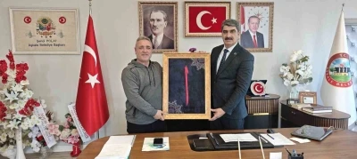 Başkan Polat&rsquo;tan İHA muhabiri Dilsiz&rsquo;e anlamlı hediye
