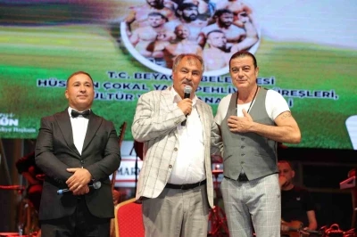 Başkan Pütün yerel sanatçılara sahip çıkarak gönüllüleri fethetti
