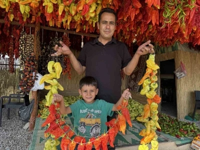 Başkan Sağınç tescilli Kale Biberini tanıtmak için ailesiyle birlikte kolları sıvadı
