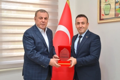 Başkan Şahin babası ve annesi adına yaptırdığı  öğrenci yurdunu, gençlik spor il müdürlüğüne devretti