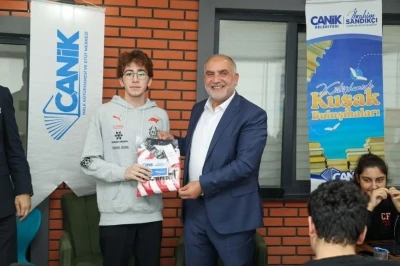 Başkan Sandıkçı: &quot;Eğitim yolculuğunda gençlerimizin yanındayız&quot;
