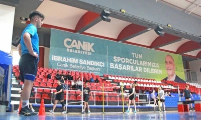 Başkan Sandık&ccedil;ı: "&Uuml;cretsiz akademiye hazırlık kurslarımızda gen&ccedil; kardeşlerimizi uzman eğitmenlerle ağırlıyoruz"
