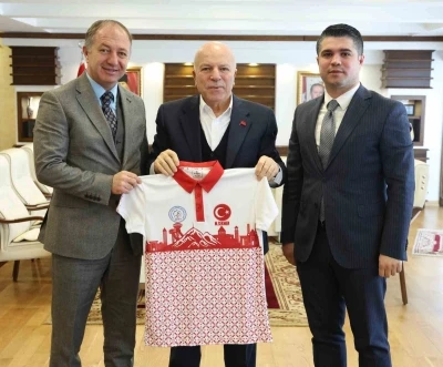 Başkan Sekmen&rsquo;e Erzurum temalı forma
