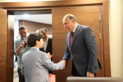 Başkan Şerif Arslan koltuğunu Harun Alp&rsquo;e devretti
