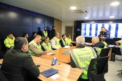 Başkan Şerifoğulları, karla m&uuml;cadele &ccedil;alışmalarını inceledi
