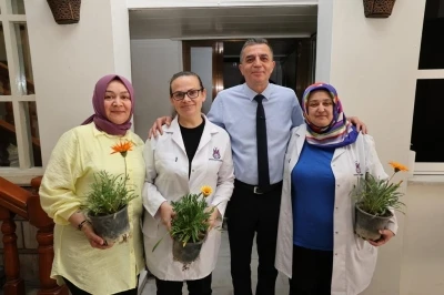 Başkan Şimşek &ccedil;alışan anneleri &ccedil;i&ccedil;ekle sevindirdi
