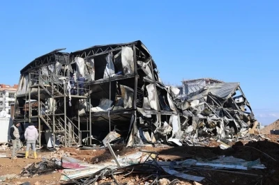 Başkan Şimşek&rsquo;ten yangın &ccedil;ıkan TOKİ şantiyesinde inceleme
