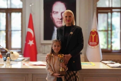 Başkan Subaşı, şiir ve resim yarışmasında dereceye girenlere ödüllerini verdi
