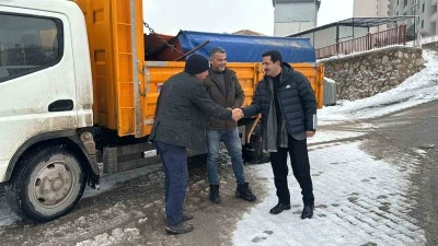 Başkan Taşkın, karla m&uuml;cadele &ccedil;alışmalarını sahada inceledi
