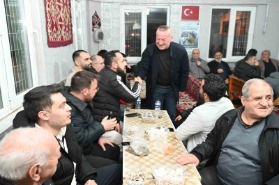 Başkan teravih sonrası vatandaşlarla buluştu
