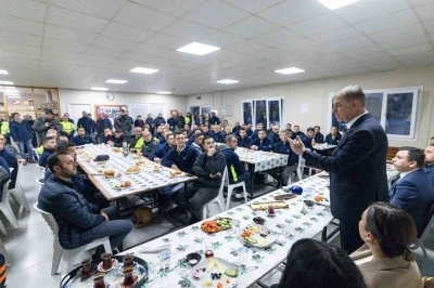 Başkan Tugay, mesaiye emek&ccedil;i ile başladı
