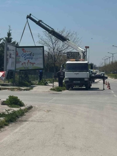 Başkan Tun&ccedil;&rsquo;tan B&uuml;y&uuml;kşehir&rsquo;e &rsquo;billboard&rsquo; tepkisi: "Bu zararı kim karşılayacak?"
