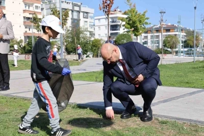 Başkan Türkel, öğrencilerle çöp topladı

