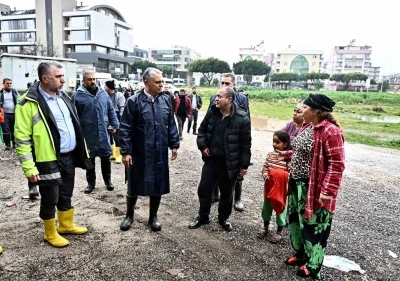 Başkan Uysal, sel baskınından zarar g&ouml;ren evlerde

