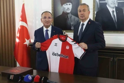 Başkan Uzun’dan TBMM Başkanvekili Bozdağ’a Sivasspor forması
