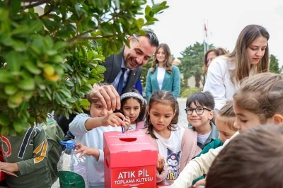 Başkan Vekili &Ccedil;i&ccedil;ek miniklerle birlikte atık pil topladı
