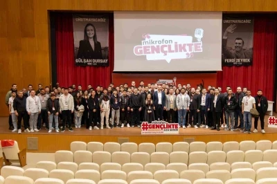 Başkan vekili &Ccedil;i&ccedil;ek: "Mikrofon Gen&ccedil;likte" programının ilk konuğu oldu
