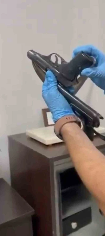 Başkan yardımcısının odasından ruhsatsız silah &ccedil;ıktı
