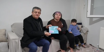 Başkan Yarka kapı kapı dolaştı, sosyal kartları bizzat teslim etti
