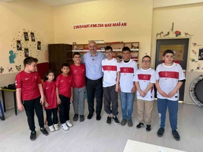 Başkan Yıldız s&ouml;z&uuml;n&uuml; tuttu &ouml;ğrencilere milli forma hediye etti
