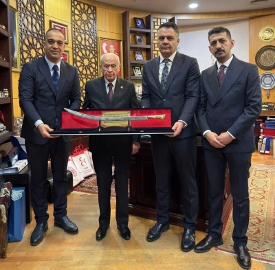 Başkan Yurdag&uuml;l, Bah&ccedil;eli&rsquo;ye Osmanlı d&ouml;neminden kalma kılı&ccedil; hediye etti
