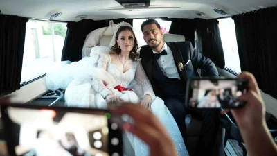 Başkanın makam aracı depremzede çiftin gelin arabası oldu
