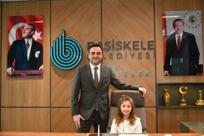 Başkanlık koltuğu 23 Nisan&rsquo;da &ouml;ğrenciye emanet edildi
