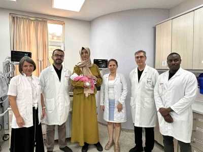 Başkent Hastanesinde hayat kurtaran operasyon: Anne ve bebeği yaşama tutundu
