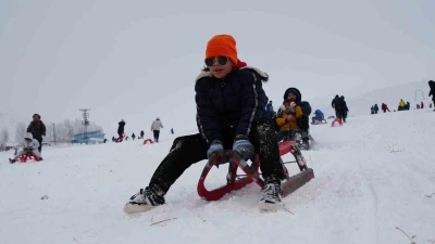 Başkentliler yılın ilk g&uuml;n&uuml;nde Elmadağ kayak merkezine akın etti
