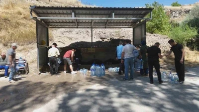 Başkentte 3 g&uuml;n susuz kaldılar, &ccedil;eşmelere akın ettiler
