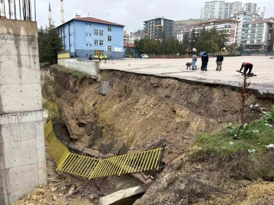Başkentte sağanak etkili oldu: Dereler taştı, okulun istinat duvarı &ccedil;&ouml;kt&uuml;
