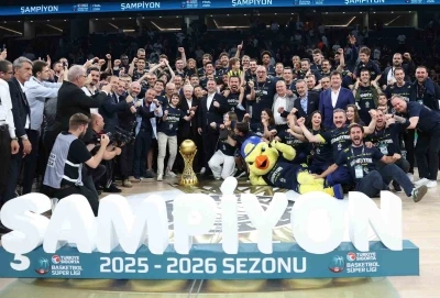 Basketbol S&uuml;per Ligi&rsquo;nde şampiyon Fenerbah&ccedil;e Beko kupasını aldı
