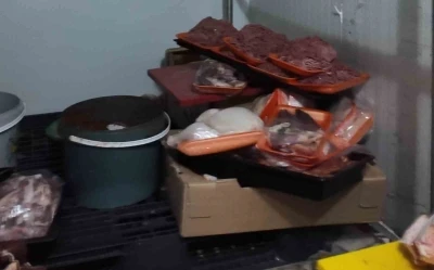 Baskın yapılan kasaptan mide bulandıran k&uuml;fl&uuml; ve bozuk etler &ccedil;ıktı

